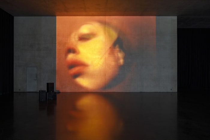 Einblicke in die Ausstellung „Wish You Were Gay“ von Anne Imhof.