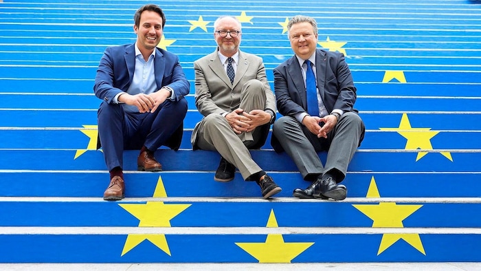 Bürgermeister Ludwig (re.) mit Stadtvize Wiederkehr (li.) und EU-Kommissionsvertreter ...