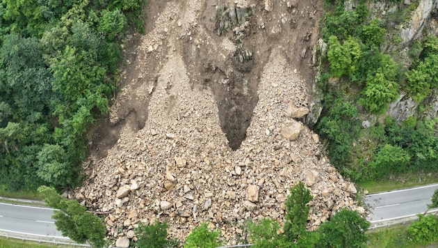 Çığ, önüne çıkan her şeyi 13.000 metreküp kayanın altına gömmüştür. B33 yolu bir süre daha kapalı kalacaktır. (Bild: NÖ Straßendienst)