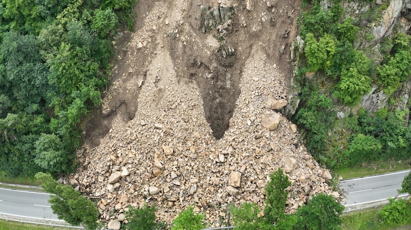 Kaya çığı, yoluna çıkan her şeyi 13.000 metreküplük kayanın altına gömdü. (Bild: NÖ Straßendienst)