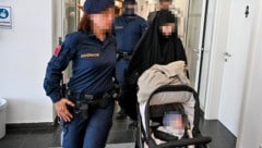 Die 19-Jährige konvertierte Österreicherin kam mit ihrem Baby zum Prozess. Nach dem Urteil wurde sie aus der U-Haft entlassen.  (Bild: Dostal Harald, Krone KREATIV)