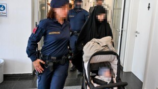 Die 19-Jährige konvertierte Österreicherin kam mit ihrem Baby zum Prozess. Nach dem Urteil wurde ...