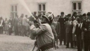 Vollen Einsatz zeigten die Feuerwehrmänner nicht nur bei Bränden, sondern auch bei ihrer Schauübung in Groß Siegharts im Jahr 1960. (Bild: FF Groß Siegharts Archiv)