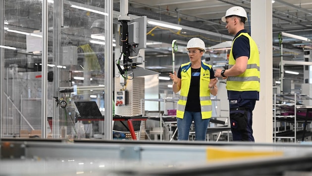 Hall 52 on the factory premises is a hive of activity: machines are being explained, tested, drilled and hammered. Pre-series production of the drives starts in mid-July. (Bild: Wenzel Markus)