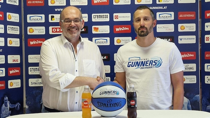 Managing Director Thomas Linzer with new coach Matthew Otten.