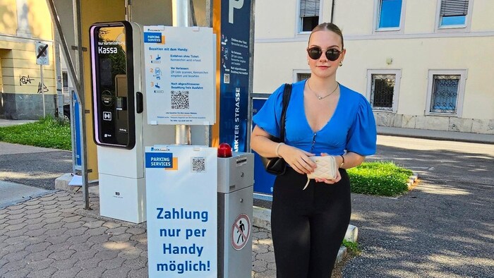 Dieses Schild ist überholt: Mittlerweile ist das Zahlen auch mit Karte möglich.