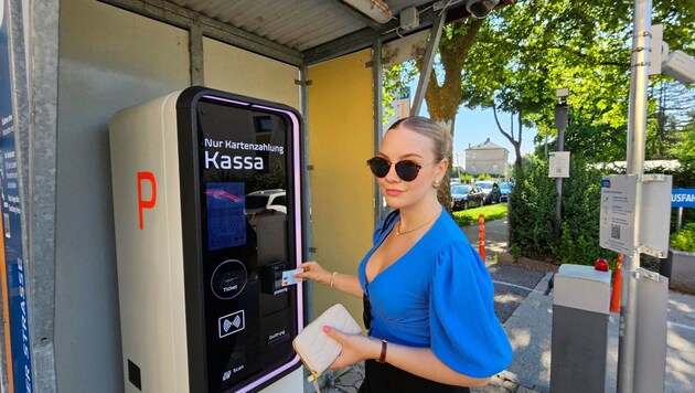Junge Menschen tun sich leichter: Bei diesem Automaten muss man sein Kennzeichen eingeben und mit der Kreditkarte bezahlen.