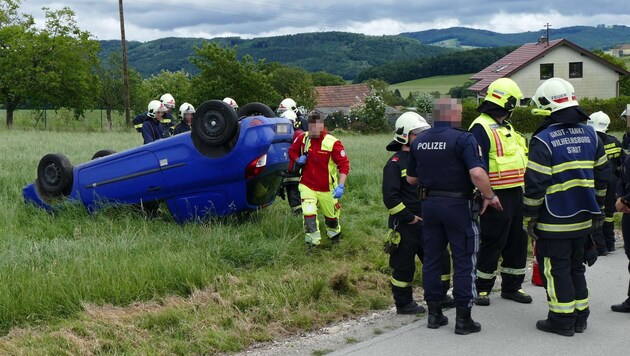 Schwer demoliert: Eines der Autos landete im Feld. (Bild: DOKU-NÖ/DOKU NÖ)