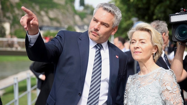 Karl Nehammer mit Ursula von der Leyen im Sommer 2023 bei den Salzburger Festspielen. Beim gestrigen Wien-Besuch gab es keine Fotos. (Bild: Tröster Andreas)