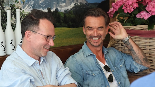 The chemistry between Michael Jürgens, producer of the "Feste" shows (left), and presenter Florian Silbereisen is just right. The two have known each other for many years. (Bild: Christof Birbaumer)