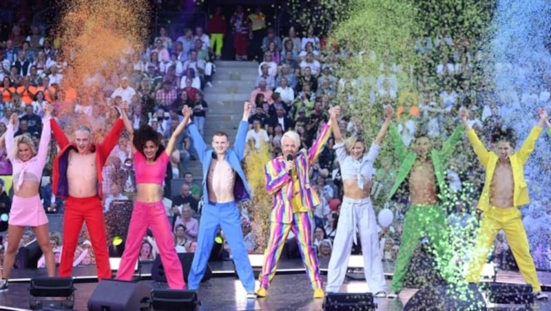 The "Schlager-booom Open Air" also made a guest appearance in the Gamsstadt last year. Among others, Ross Anthony (center) provided a colorful performance. Many special effects are planned again this year. (Bild: BMC-Image/Dominik_Beckmann)