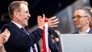 FPÖ-Spitzenkandidat Harald Vilimsky und Parteichef Herbert Kickl gelten bereits als die sicheren Wahlsieger.   (Bild: APA/GEORG HOCHMUTH)