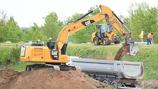 The excavator tipped over while working on a stream (symbolic image) (Bild: Huber Patrick/Patrick Huber)