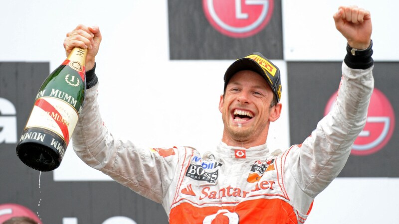 Jenson Button jubelte 2011 nach seinem Sieg im Regenchaos. (Bild: AFP)