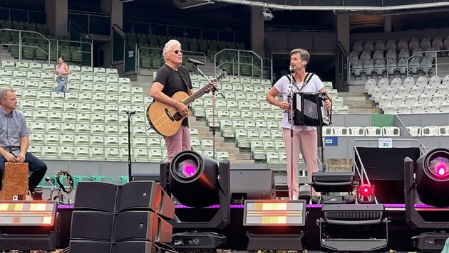 Rainhard Fendrich and Florian Silbereisen rehearsed the duet at the dress rehearsal on Friday afternoon. (Bild: Jasmin Steiner)