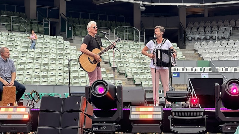 Rainhard Fendrich és Florian Silbereisen a péntek délutáni főpróbán próbálták a duettet. (Bild: Jasmin Steiner)