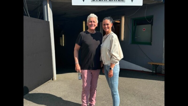 Rainhard Fendrich with Jasmin Steiner, the boss on duty at the "Tiroler Krone". (Bild: Jasmin Steiner)