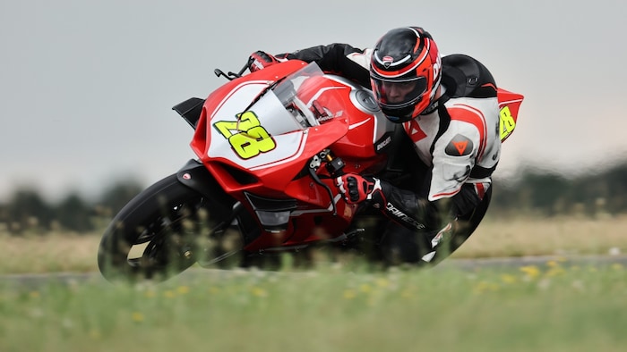 Gernot Kolb auf seinem Motorrad – nach seinem Unfall haben Freunde ihre Maschinen verkauft