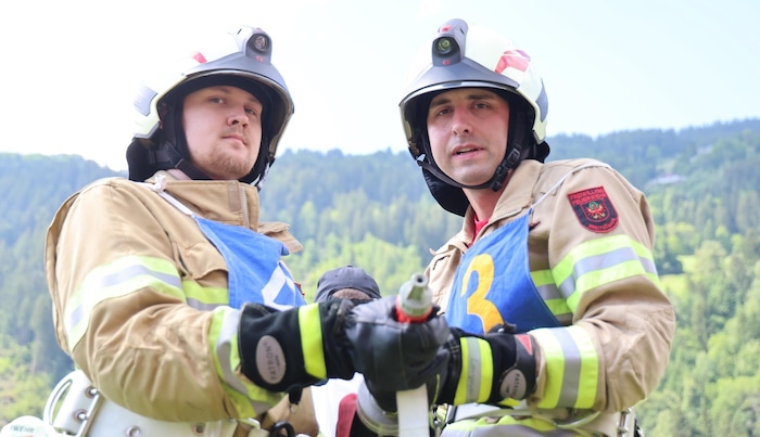 „Wasser marsch!“ – dieses Duo hat die Saugleitung erfolgreich aufgebaut.