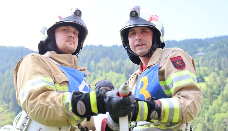 „Wasser marsch!“ – dieses Duo hat die Saugleitung erfolgreich aufgebaut. (Bild: Birbaumer Christof)