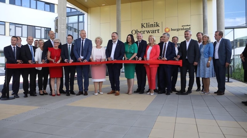 Symbolischer Akt: Vertreter der Politik und der Gesundheit Burgenland eröffneten die neue Klinik. (Bild: Schulter Christian)