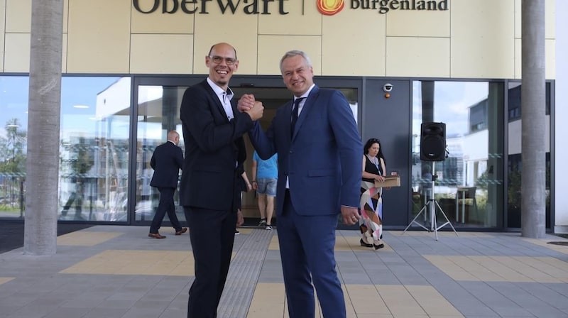 Vielgelobte Bauleiter: Josef Strohmaier und Christian Hofstädter vor „ihrer“ neuen Klinik Oberwart. (Bild: Schulter Christian)