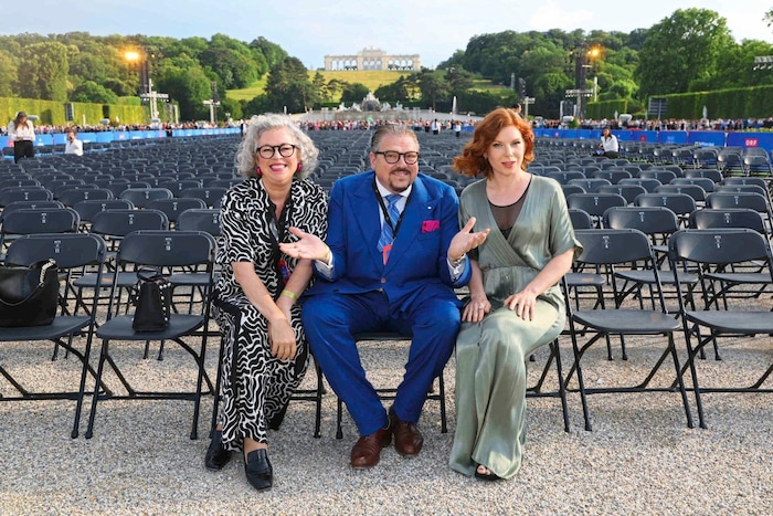 Deanne McKee mit Ehemann Michael Schade und Teresa Vogl.