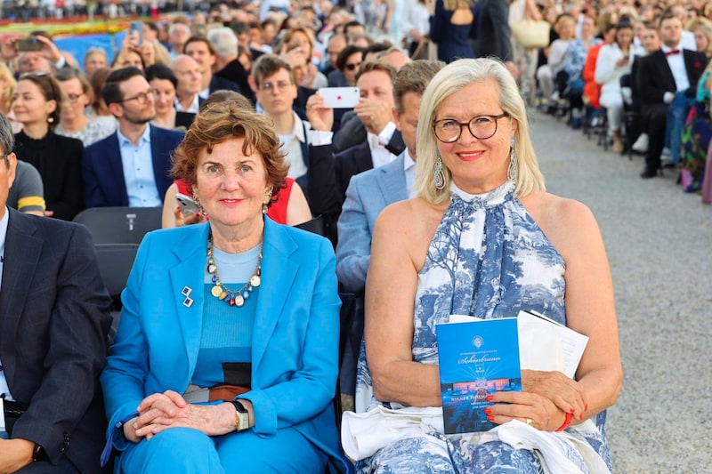 Salzburg'un kült festival başkanı Helga Rabl-Stadler eski bakan Ursula Plassnik ile birlikte. (Bild: Starpix/ Alexander TUMA)