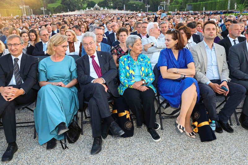 Red-Green coalition in Schönbrunn: Minister Leonore Gewessler, former President Heinz Fischer with his wife Margit and Minister Alma Zadic. (Bild: Starpix/ Alexander TUMA)