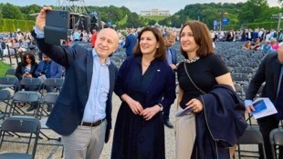 Der ukrainische Botschafter Wassyl Chymynez mit Ehefrau Vlasta und US-Botschafterin Victoria Reggie Kennedy (M.) beim bilateralen Selfie kurz vor dem Sommernachtskonzert in Schönbrunn. (Bild: Tuma Alexander/Starpix / A. Tuma)