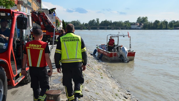 Vier der Männer konnten selbst ans Ufer schwimmen, einer wurde von einer Zille gerettet. (Bild: BFKDO Schärding)