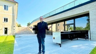 Pfarrer Ulrich Kogler zeichnet sich nicht nur als Geistlicher aus, sondern auch als Baumeister. ...