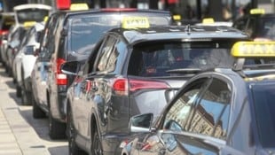 Taxis vor dem Wiener Hauptbahnhof (Bild: Jöchl Martin)