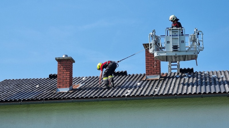 Am Samstag wurden noch zahlreiche Dächer dicht gemacht (Bild: BFVDL/Ferlitsch)