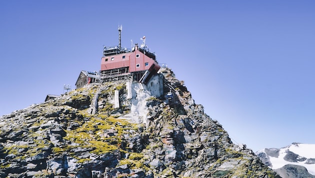 The observatory on the Sonnblick, including the Zittelhaus, is threatened by the crumbling rock. (Bild: Wallner Hannes)