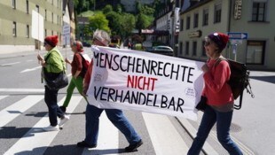 Vergangene Woche haben die „Omas Vorarlberg“ an Fußgängerübergängen in Bregenz, Dornbirn und ...