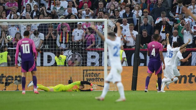 Disappointment for Manuel Neuer after conceding a goal (Bild: AP/Martin Meissner)