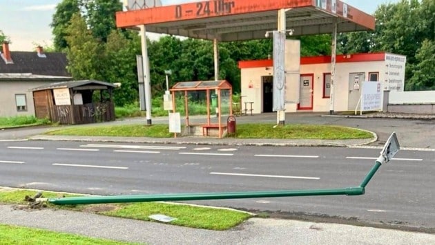 This street lamp was knocked over during the night. (Bild: Christian Schulter)