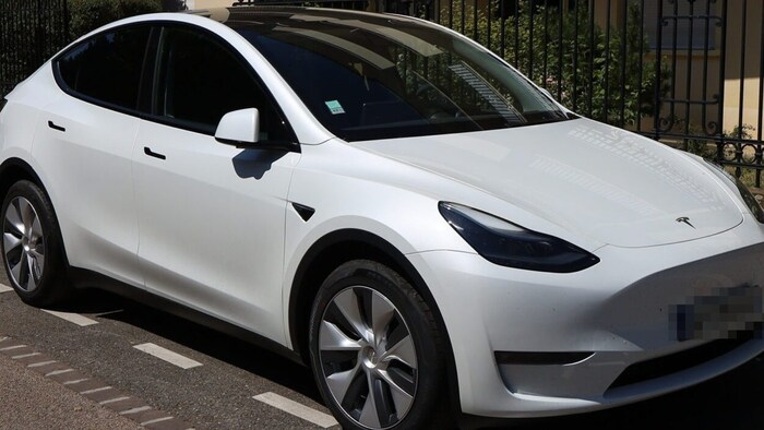A politikus egy fehér Teslában utazott. (Szimbolikus kép)
