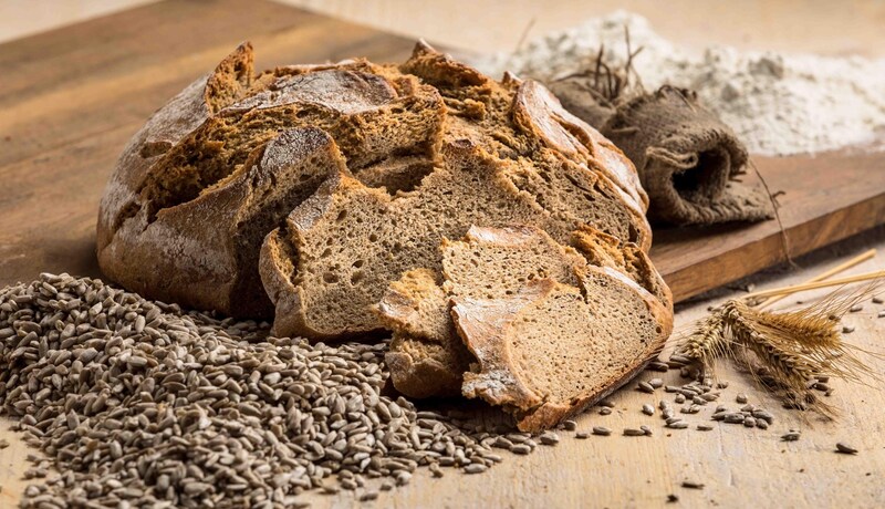 Organic grain is used as an ingredient in baked goods such as bread. (Bild: Scharinger Daniel)