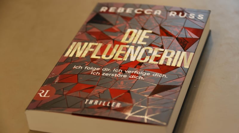 „Die Influencerin“ der Salzburgerin Rebecca Russ ist bei Rütten & Loening erschienen, einem Tochterverlag der großen Berliner Aufbau Verlagsgruppe. Weitere Russ-Titel sind „Die erste Frau“, „Mutterliebe“. (Bild: Tschepp Markus)