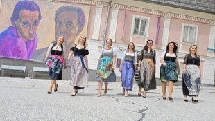 Die bunten Schürzen lassen die Dirndl erstrahlen.