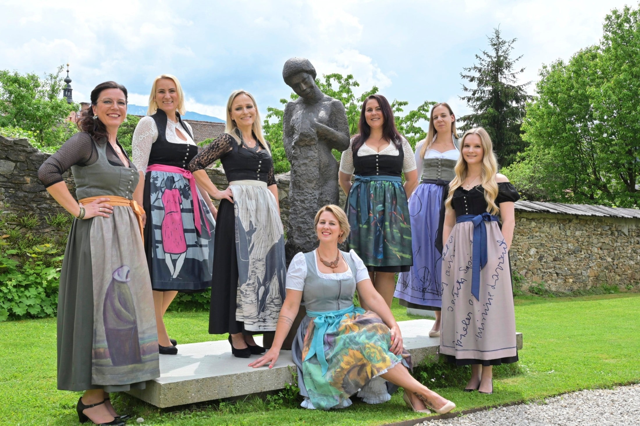 Das Bleiburger Dirndl: Es gibt verschiedenste Designerschürzen bedruckt mit Bergs Werken.