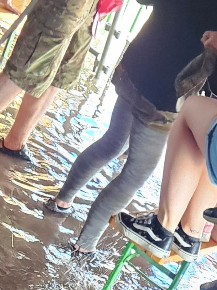 Besucher der Jansa-Kaserne standen binnen Sekunden knöcheltief im Wasser.