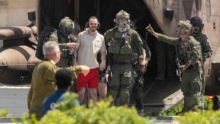 Eine der vier befreiten Geiseln – Andrej Koslow – kommt mit dem Hubschrauber in Israel an. (Bild: ASSOCIATED PRESS)
