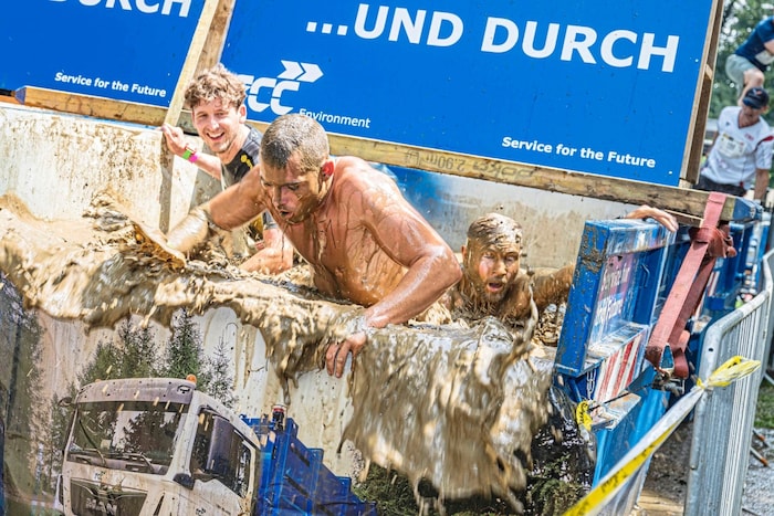 „Hupf in Gatsch“ heißt es gleich zu Beginn. Der Schmutz wird im Schuh anschließend durchs Rennen ...