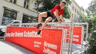 „Spring über Deinen Schatten“ hieß es beim „Krone“-Hindernis in der Kaiserfeldgasse.
