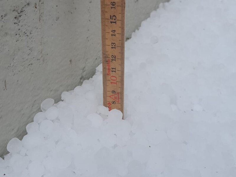 In Kössen, the hailstones were centimeters deep in places (Bild: zoom.tirol)