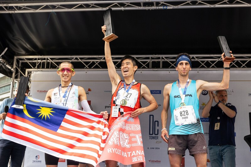 There was a DC Tower trophy for the first three men. (Bild: DC TowerRun/Nicole Viktorik)