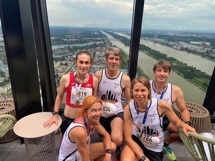 Cordula Galster (front right) and Görge Heimann (back center) shared fun facts in the finish ...